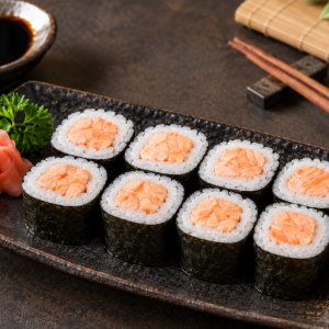 Gekochter Lachs Sushi Maki (8 Stk.)